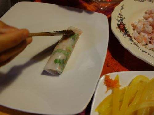 badigeonner au pinceau de cuisine le nem avec un mélange vinaigre et eau.